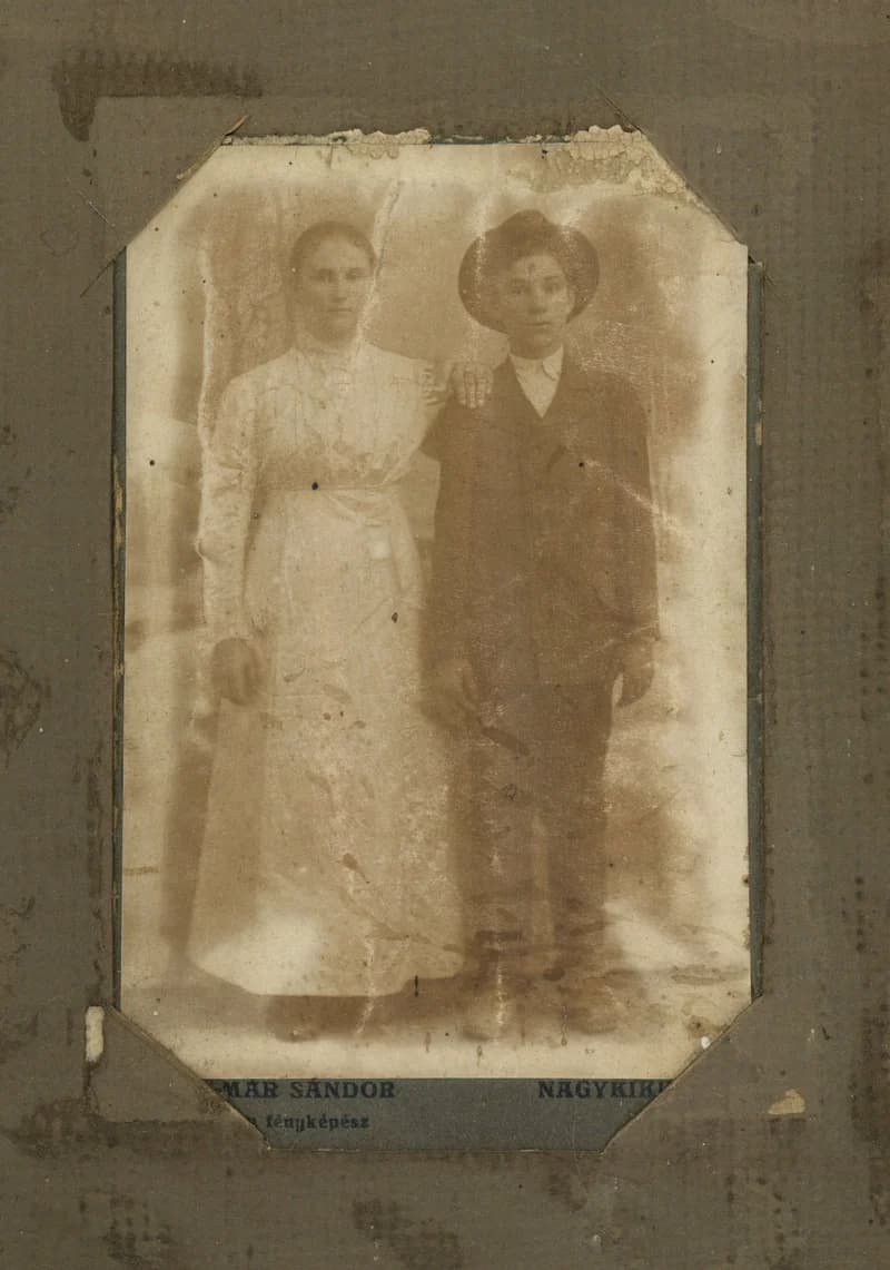 Fiatal legény és leány műtermi fényképe