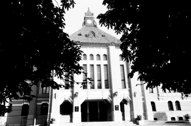 Magyarkanizsa: áruház, főutca, városháza