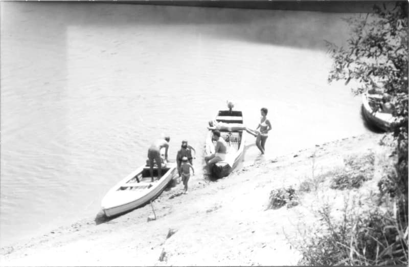 A Fehér család és barátaik a zentai Tisza-parton a "Halászcsárdánál"  