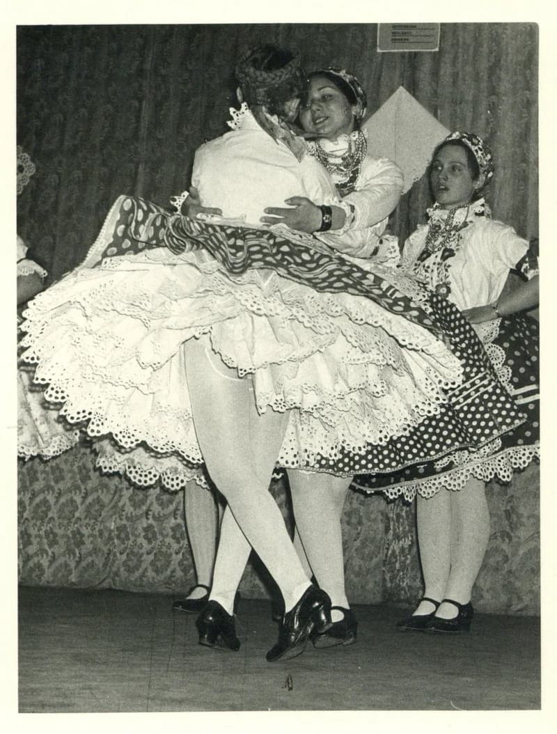 Csirajozó lányok – a doroszlói Gyöngyösbokréta fellépése