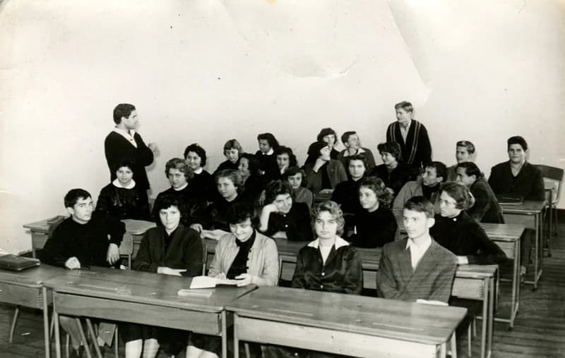 Benes József osztályfőnök feleltet az osztályban