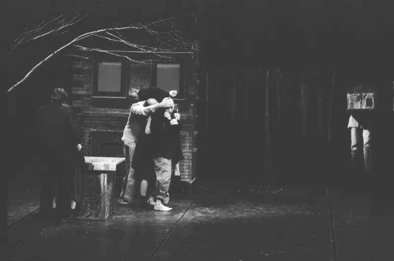 A Párizsi Jel Színház előadása: A hét rinocéroszbőr