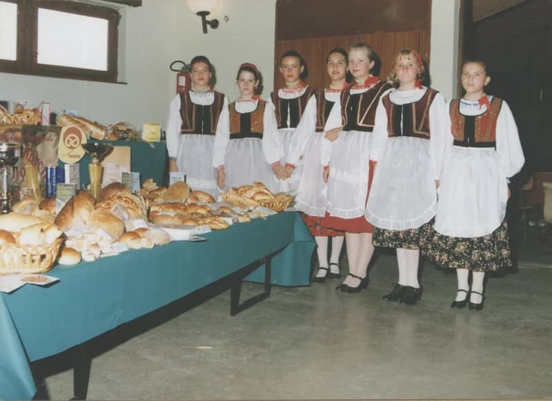 Hertelendyfalvi Arató Napok - táncoslányok a kiállított süteményeknél