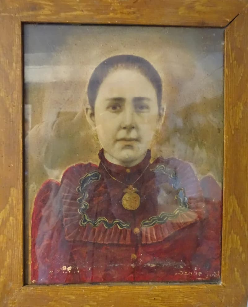 Keretezett női portré