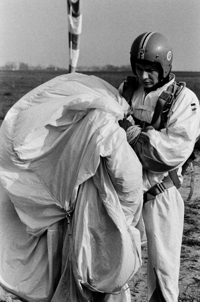 Ejtőernyősök a cseneji reptéren