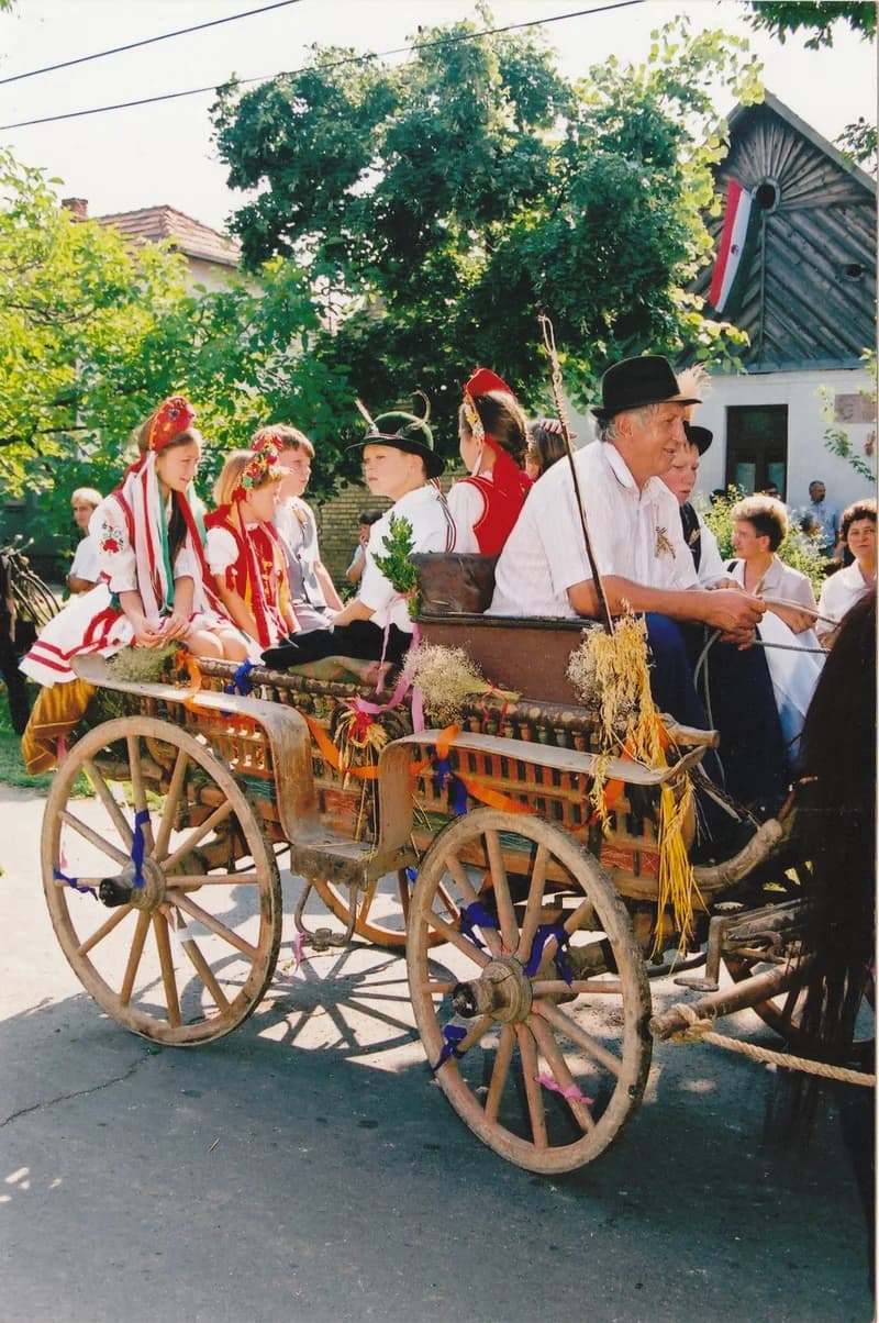 Illés-napi menet indul a  temerini Tájház elől, 2003.7.20.