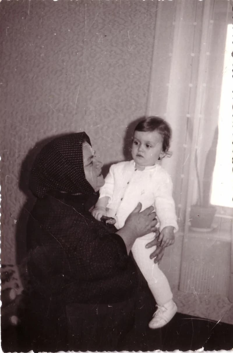 Rozi néni kislánnyal