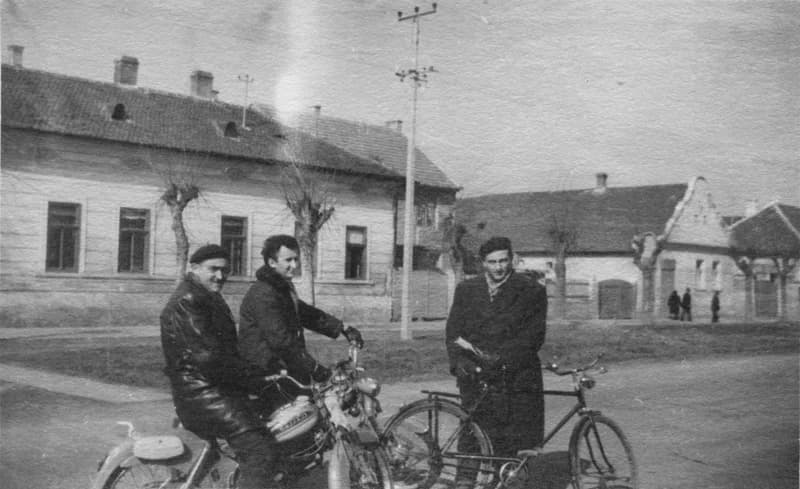 A temerini Kántor-ház előtt