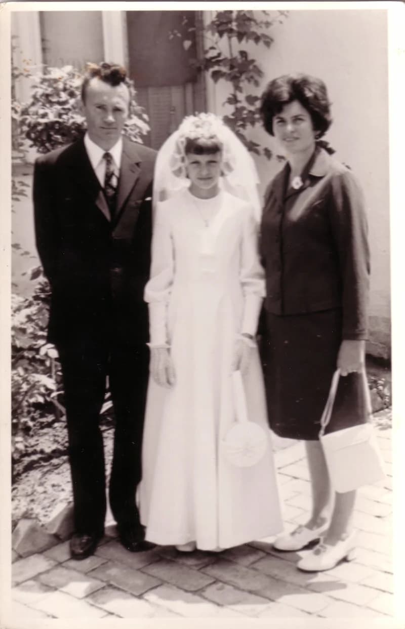 Elsőáldozó szüleivel