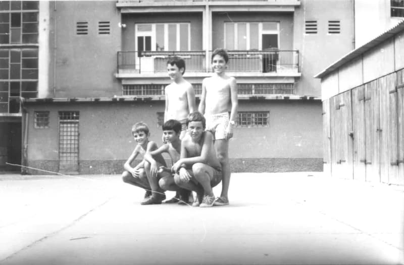 Játszó gyermekek a Mignon cukrászda mögötti lakótömb udvarán