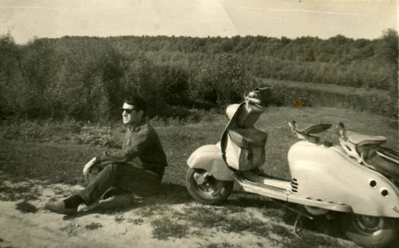 Benes József motorral a zentai töltésen