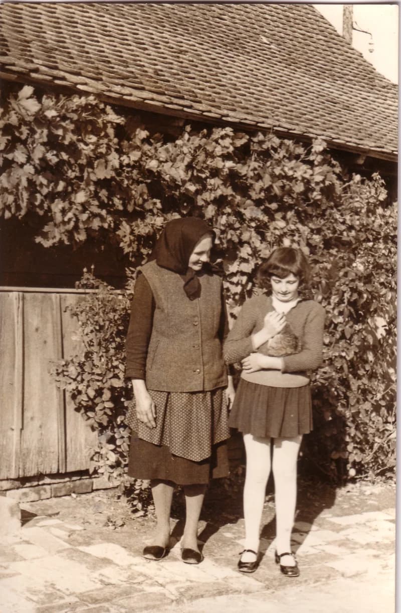 Hugyi Mária az unokájával