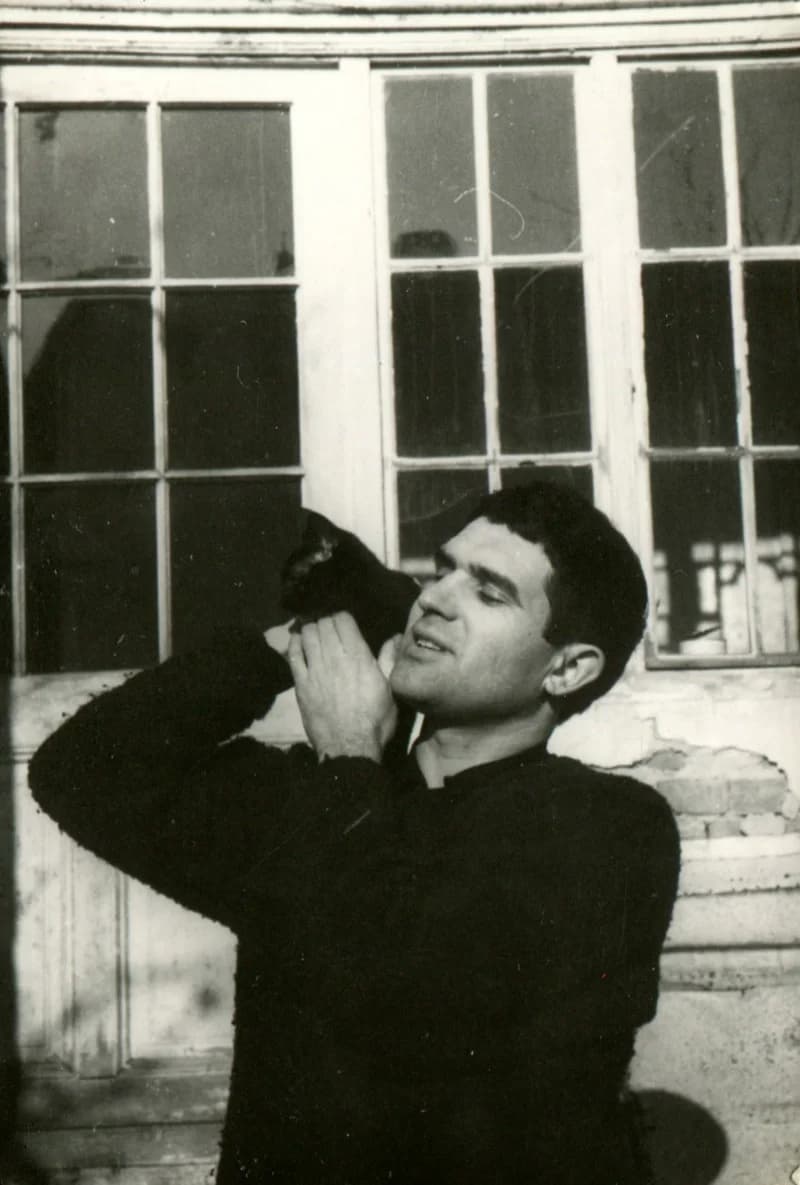 Benes József és Peti nevű macskája