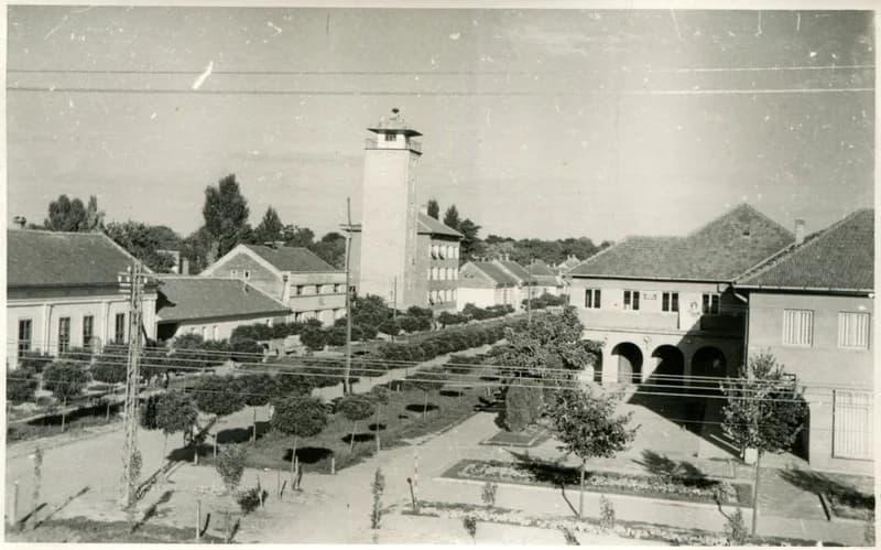 Községháza, tűzoltótorony, szövetkezeti otthon 