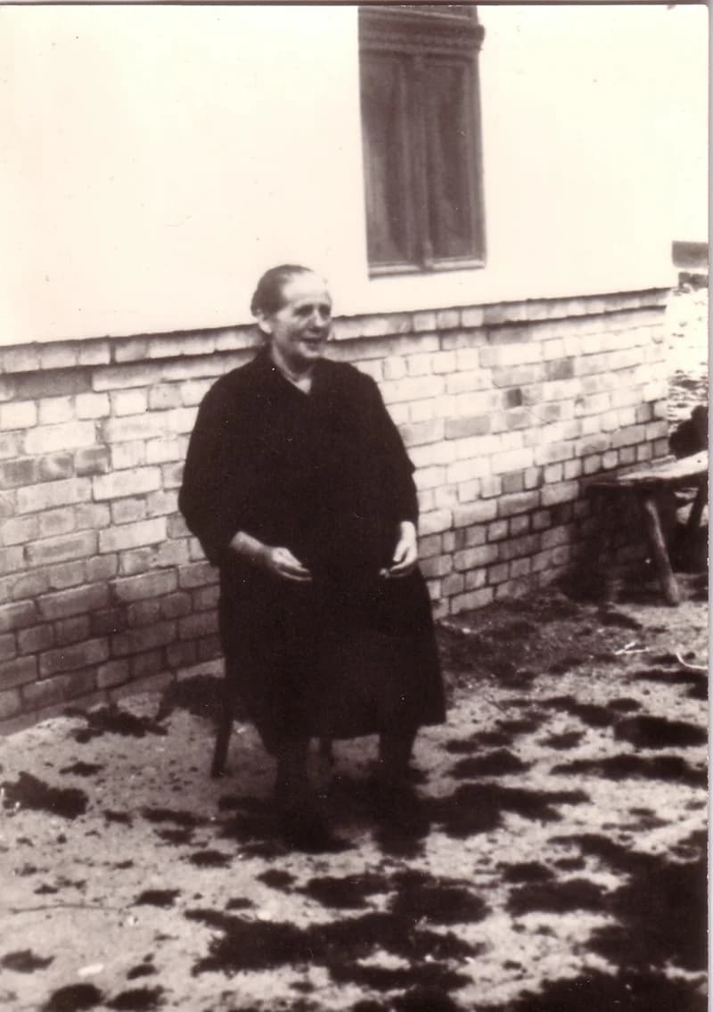 Sarnyai néni a ház előtt