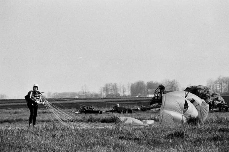 Ejtőernyősök a cseneji reptéren