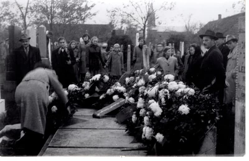 Harcosok sírjának koszorúzása