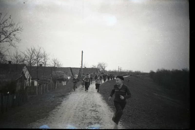 Iskolai futás a töltésen