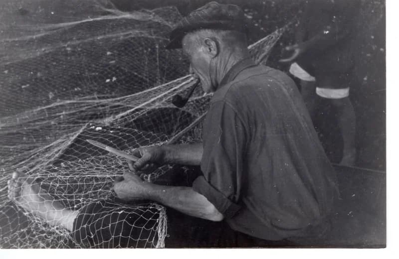 Halászok munka közben - hálójavítás