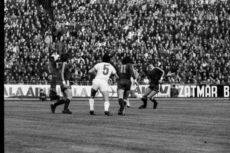 Futbalmeccsek : Újpest Dózsa-Honvéd 3:2; FTC-Vasas 1:1