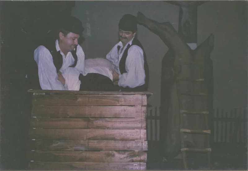 Az egyesület színjátszó csoportja - Tamási Áron: Az Énekesmadár c. színdarab előadása