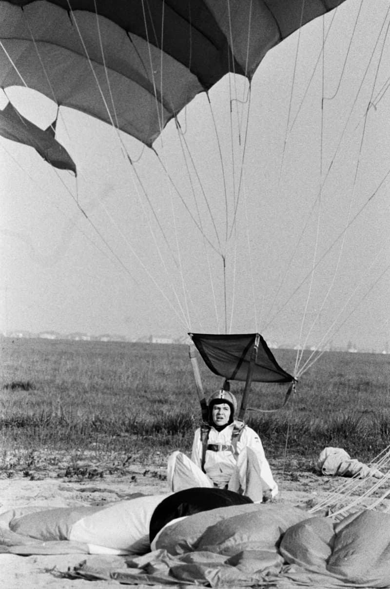Ejtőernyősök a cseneji reptéren