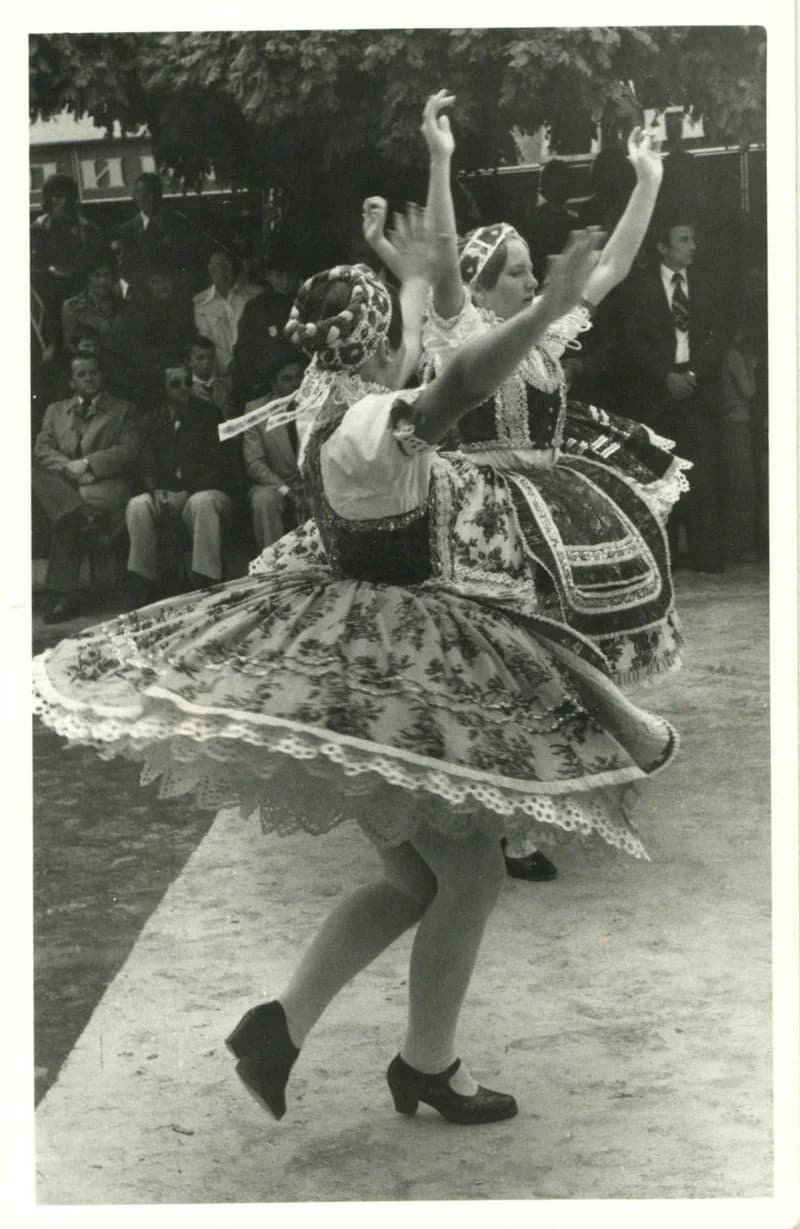 A doroszlói Gyöngyösbokréta fellépése a szerbiai Milutovácon – dusozó lányok 