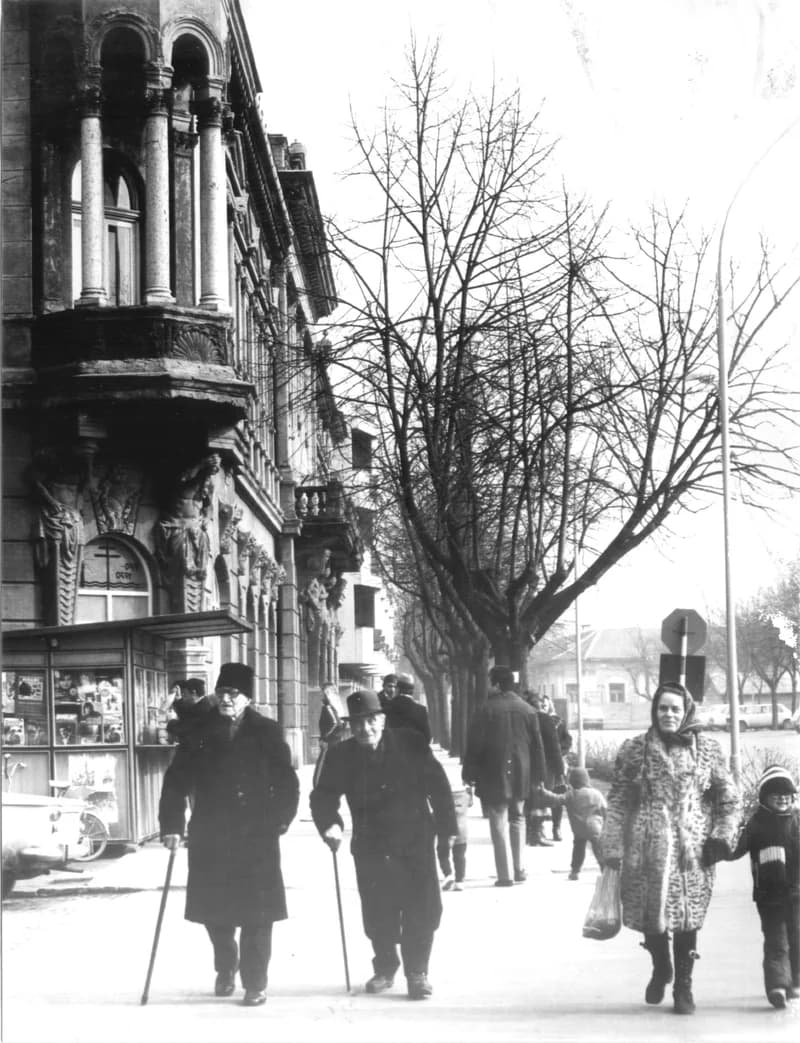 A zentai főtér - háttérben a Szent István kápolna