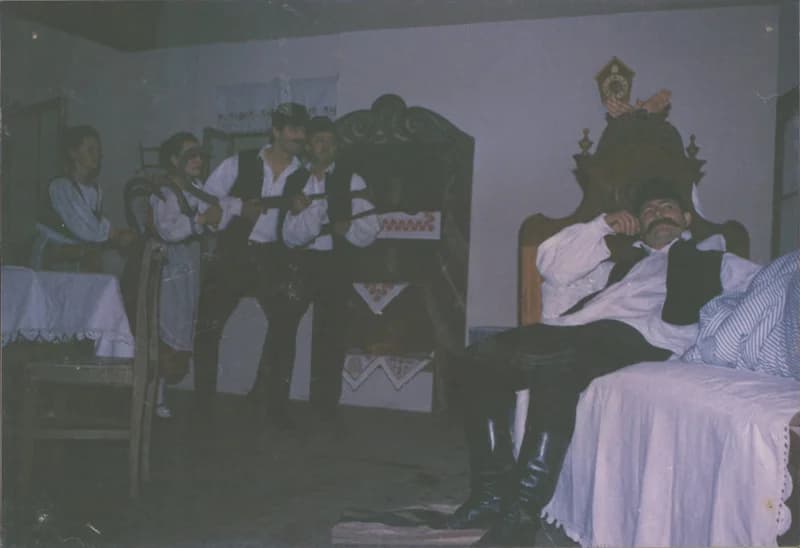 Az egyesület színjátszó csoportja - Tamási Áron: Az Énekesmadár c. színdarab előadása