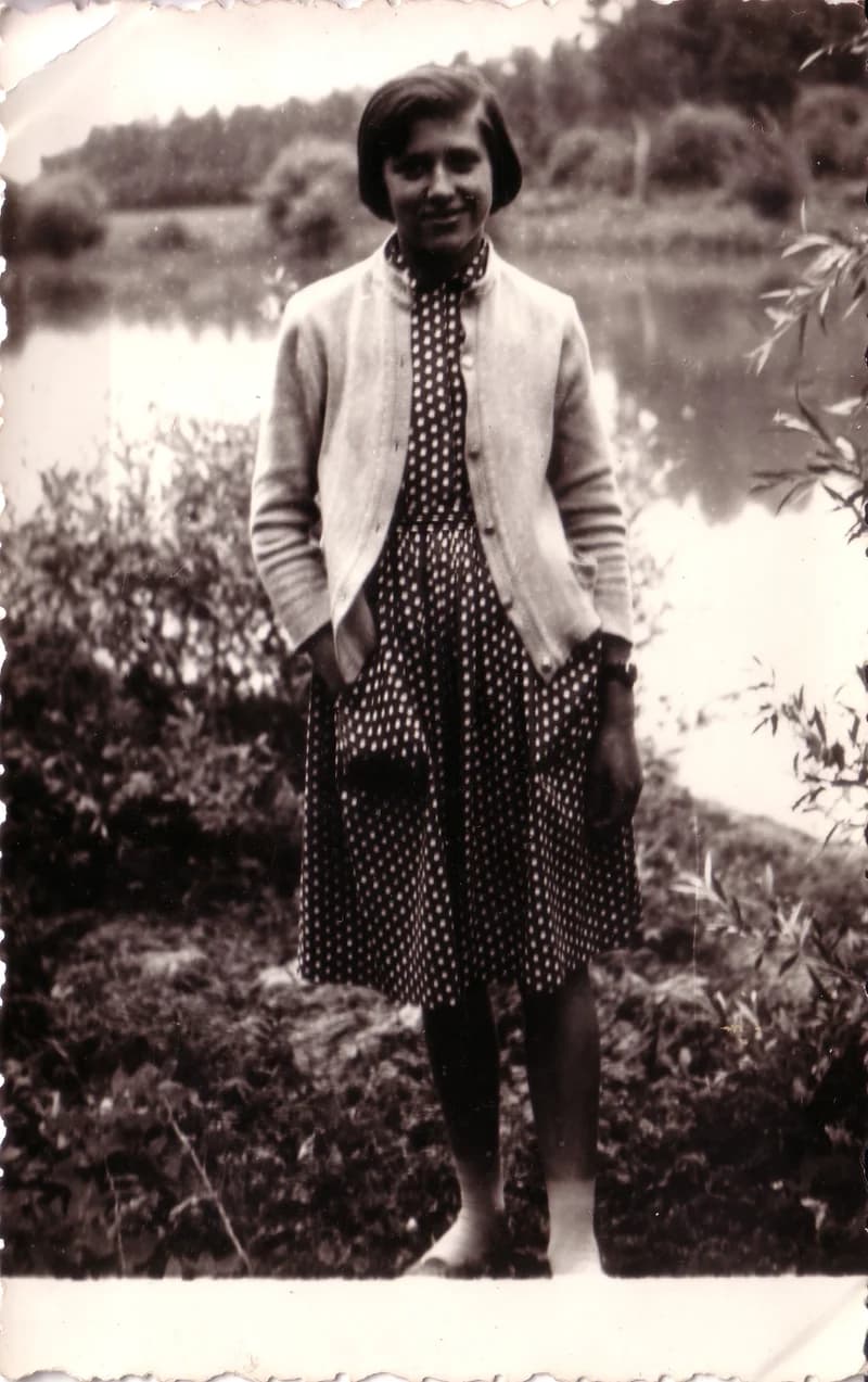 Pöttyös ruhás lány