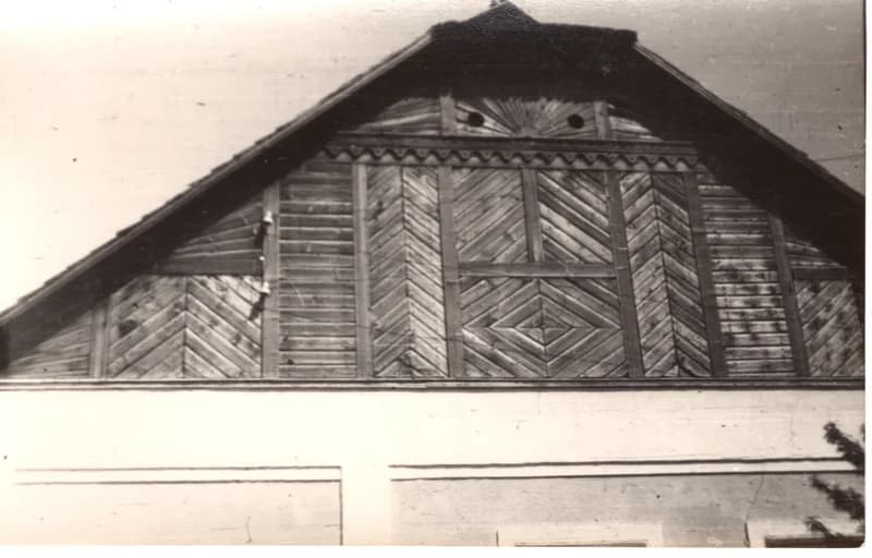 Napsugaras-kazettás oromzat