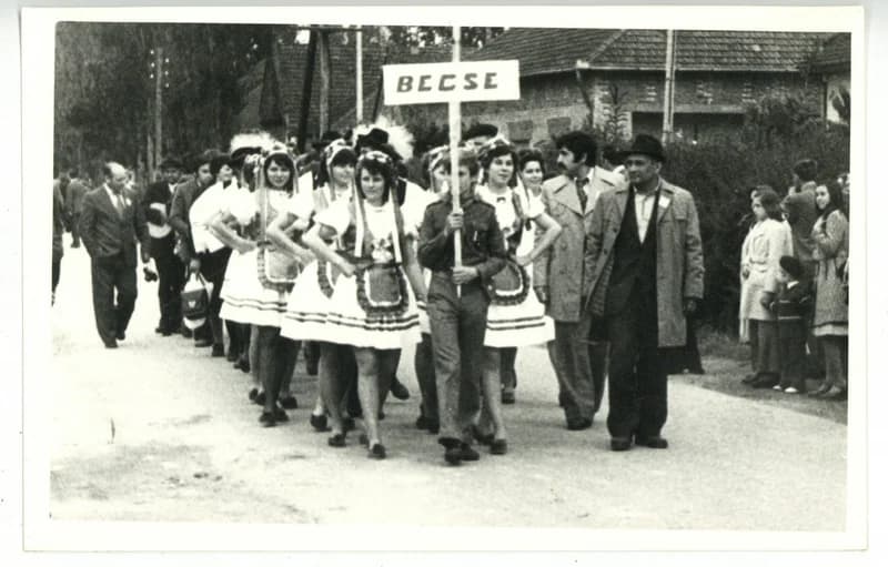 Néptánccsoportok felvonulása