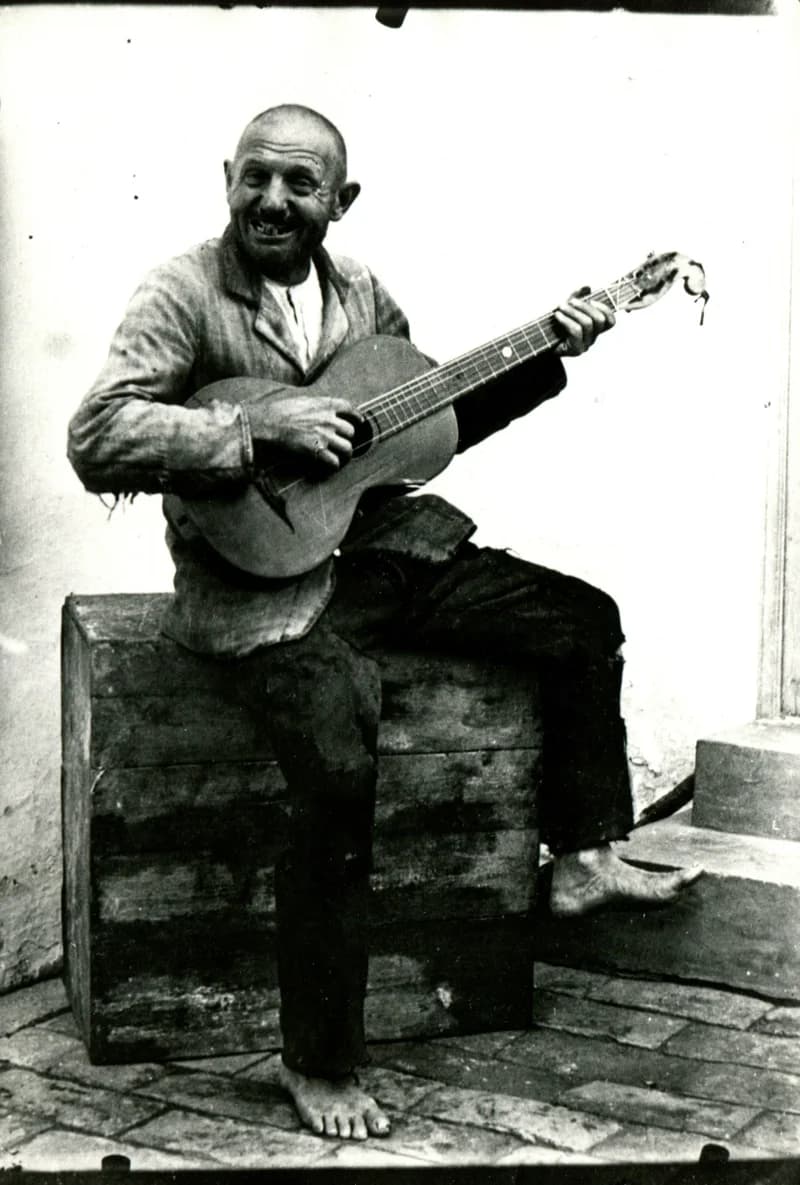 Énekes gitárral – fotó előtanulmány Pechán József azonos című festményéhez