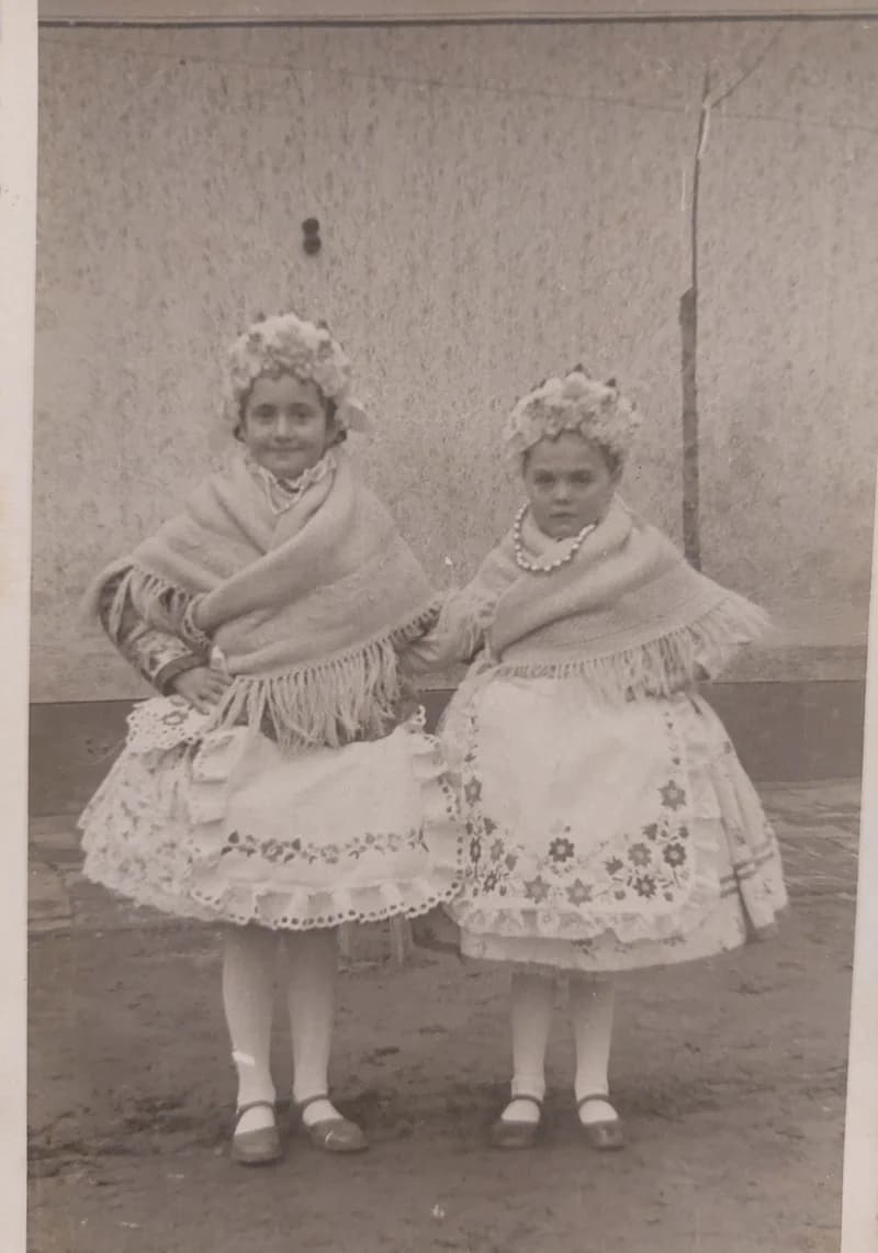 Kislányok gombosi népviseletben