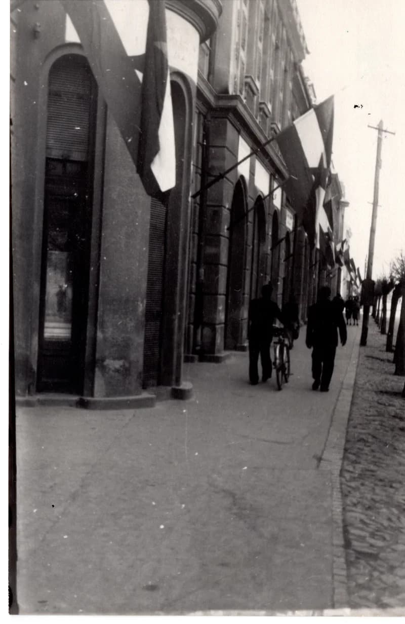 Feldíszített városháza május 1-én