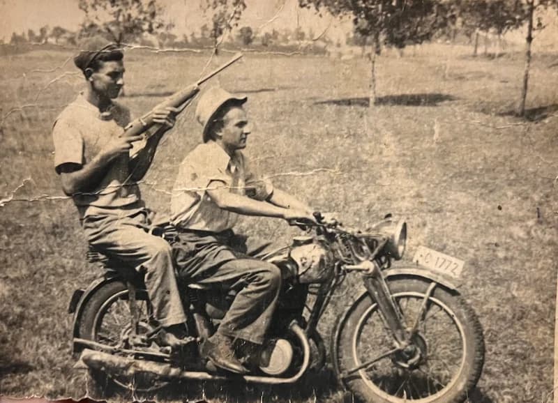 Fiatal fiúk a motoron