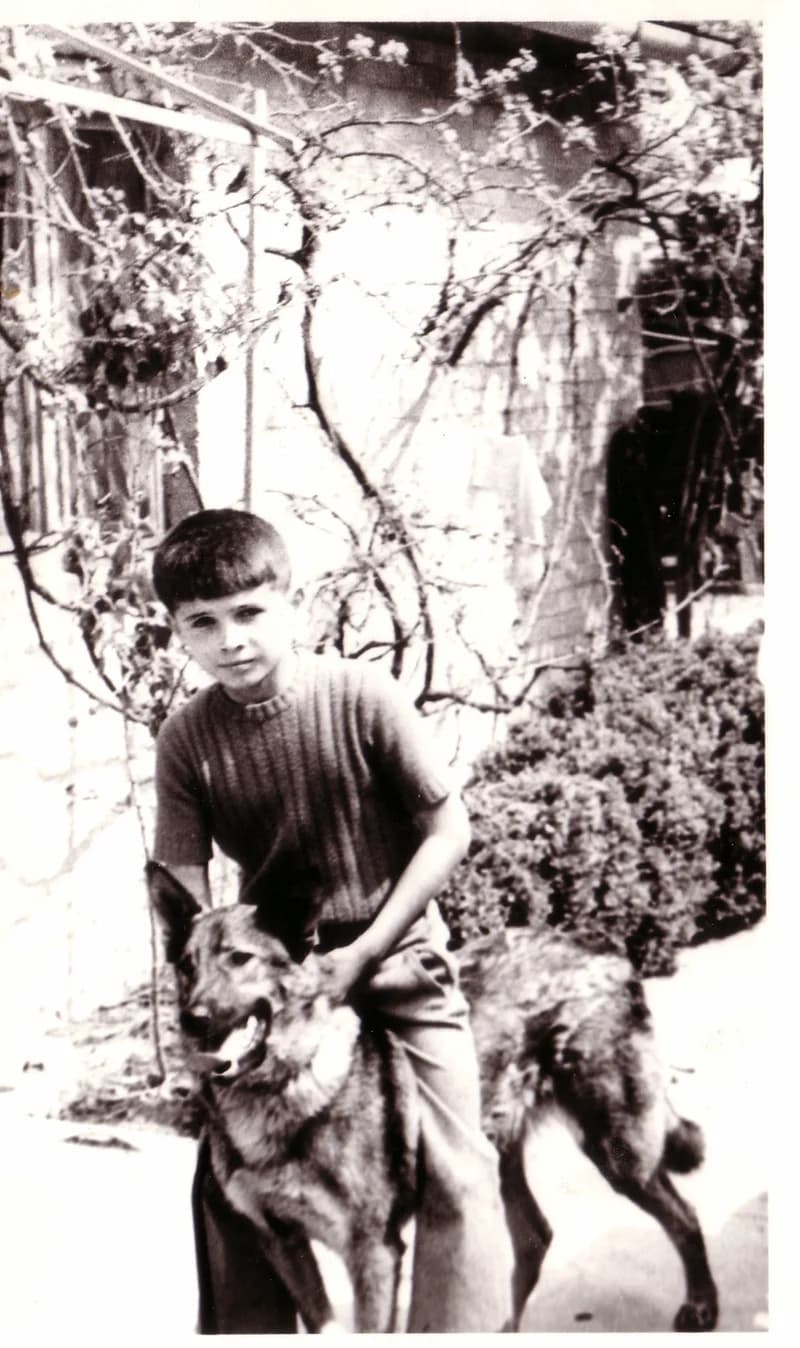Kisfiú a kutyájával