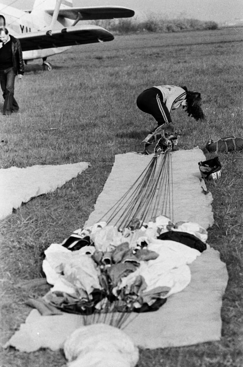 Ejtőernyősök a cseneji reptéren