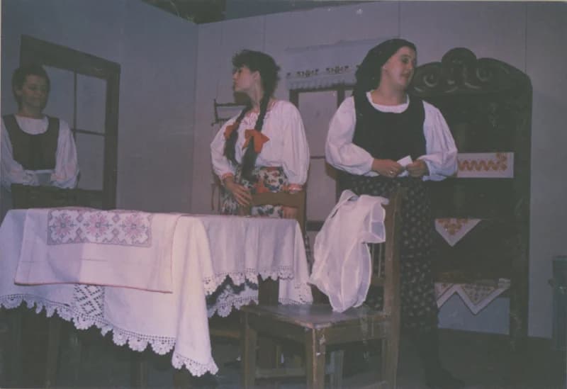 Az egyesület színjátszó csoportja - Tamási Áron: Az Énekesmadár c. színdarab előadása