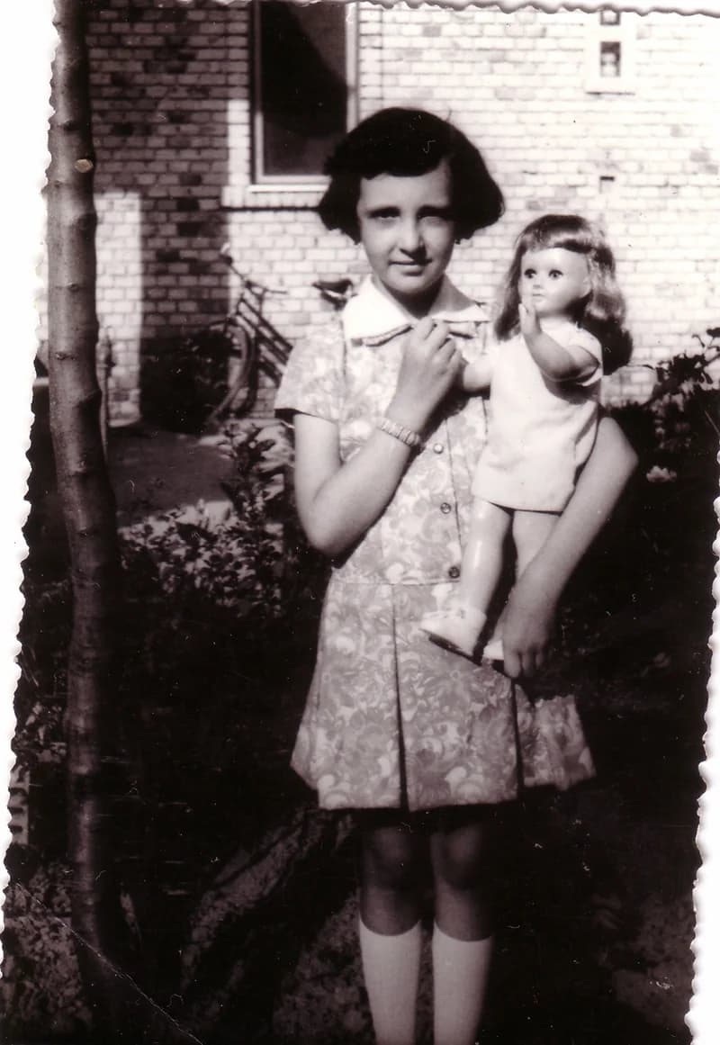 Kislány a játékbabájával