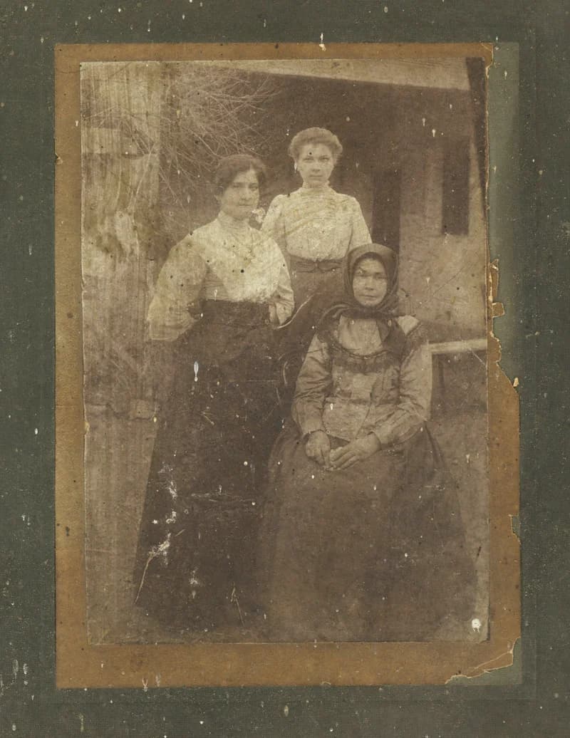 Három nő fényképe