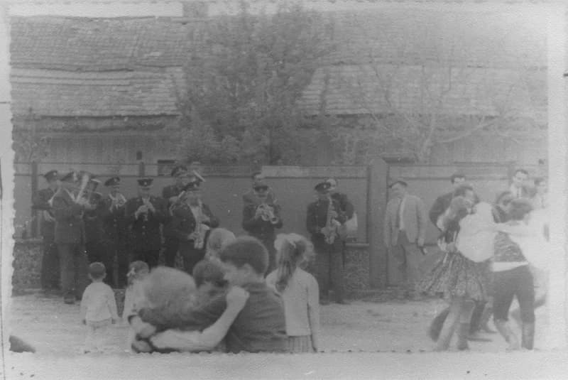 A Temerini Önkéntes Tűzoltó Egyesület zenekara a Május 1. utca felújításakor