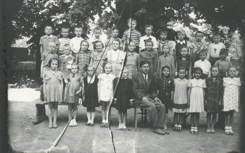 Alsós iskolások osztályképe