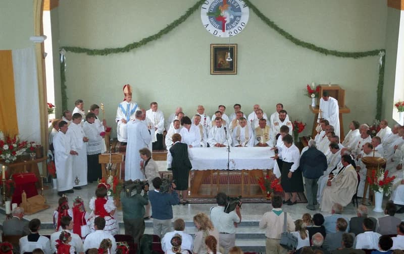 A temerini Lourdes-i Szűz Mária emléktemplom (Lourdes-i Boldogasszony templom)  felszentelési szertartása  és   ez  alkalomból  bemutatott szentmise, 2000. 7. 20,  Csütörtök