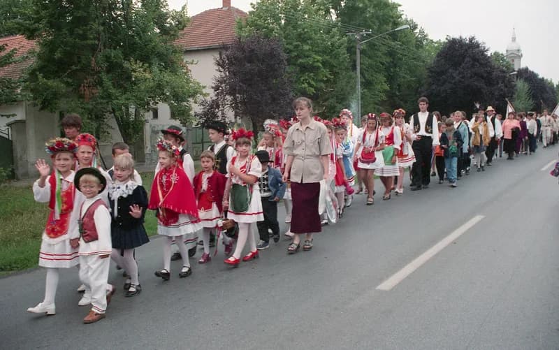 Temerin, Illés-napi menet, útban a Telep  városrészben  felépített, felszentelésre váró új templom felé