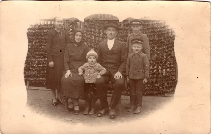 Szabados József a családjával