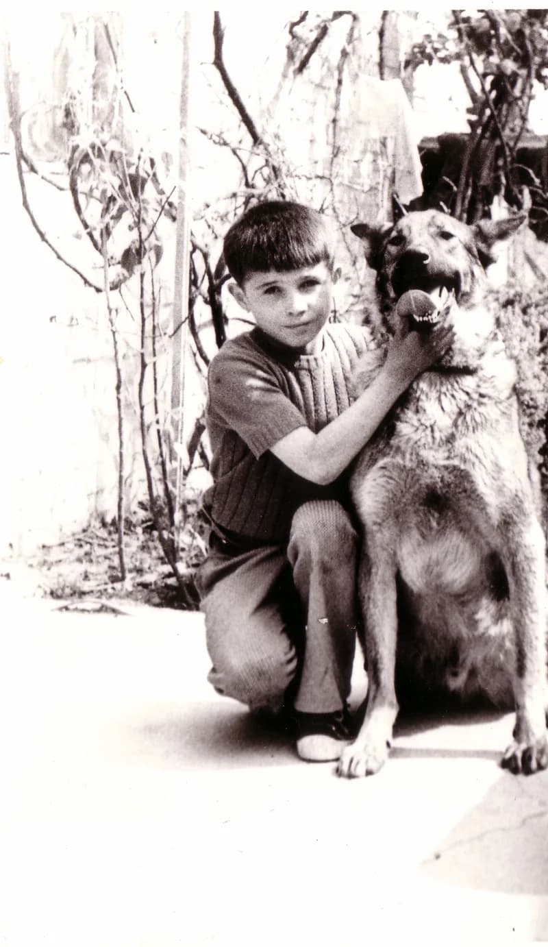 Kisfiú a kutyájával