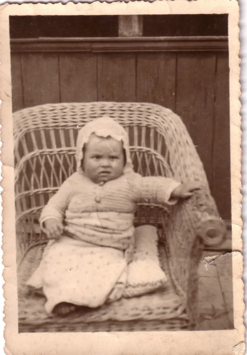 Kisgyerek vessző fotelben