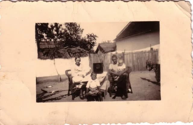 Család telepes rádióval