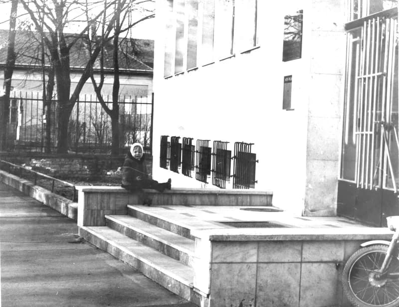 Társadalmi könyvviteli szolgálat épülete előtt